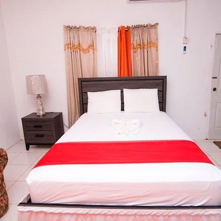 Suzette Guesthouse Accommodations Saint Maryʼs Buitenkant foto